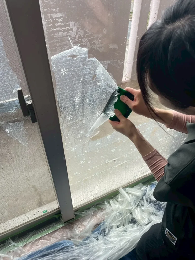宇都宮市にて窓ガラスフィルムの剥離作業中