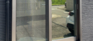 遮熱フィルム施工後の窓ガラス Window after Heat-shielding film installation.