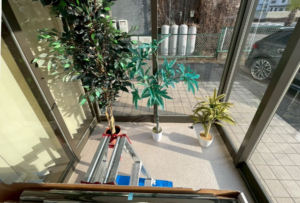 施工開始 let's start applying the window film.
