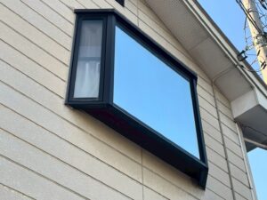 目隠しフィルム施工後の明るい窓 Bright window after privacy film installation