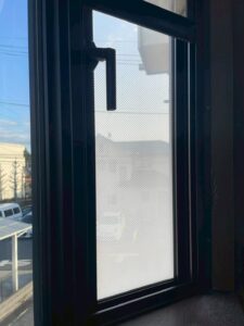 目隠しフィルム施工後の明るい窓 Bright window after privacy film installation