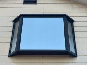目隠しフィルム施工後の明るい窓 Bright window after privacy film installation