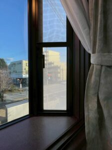 目隠しフィルム施工後の明るい窓 Bright window after privacy film installation