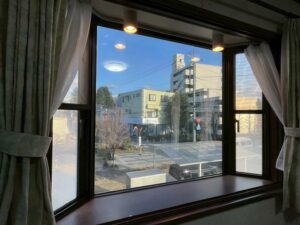 目隠しフィルム施工後の明るい窓 Bright window after privacy film installation