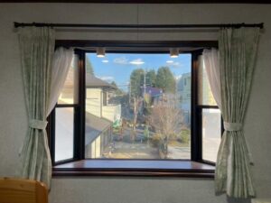 目隠しフィルム施工後の明るい窓 Bright window after privacy film installation