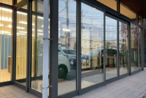 遮熱フィルムでオフィスを快適にする Make your office more comfortable with heat-shielding film.