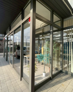 遮熱フィルム施工前の窓ガラス Window before insulating film installation